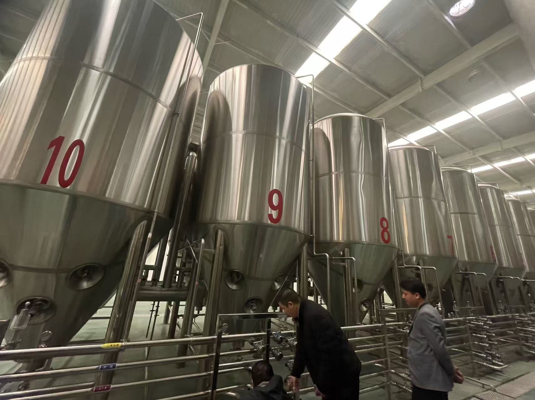 西宁精酿啤酒设备厂—平面布置、设备设计、制造、调试、培训等一条龙服务